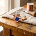 Koperen armband – Bol met blauwe steen