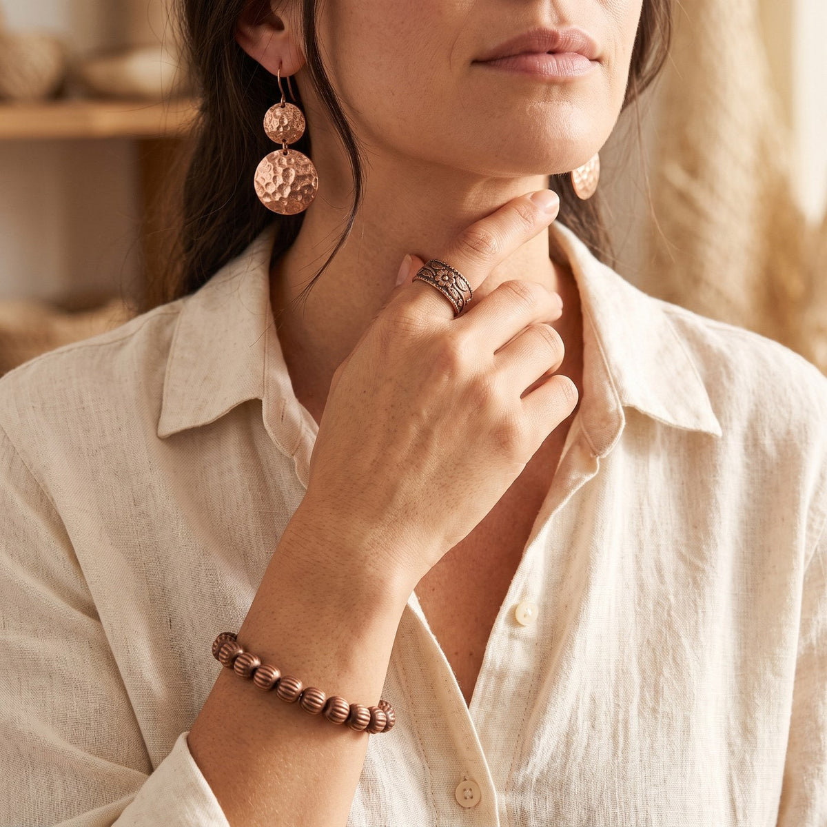 Set van drie koperen sieraden gedragen